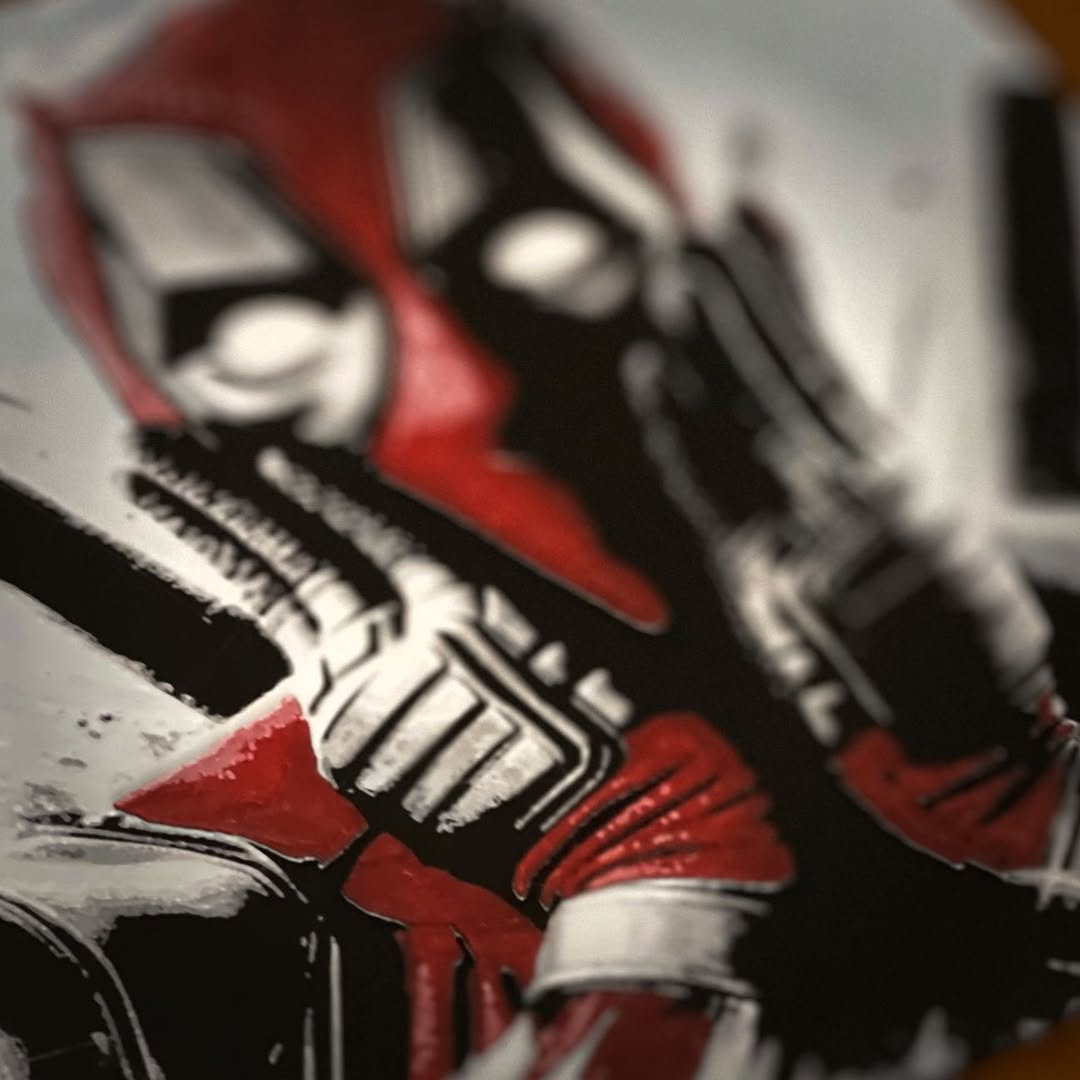 ¡Mira quién ha llegado con todo su estilo! 🎨😲 Nuestro nuevo cuadro de Deadpool impreso en 3D con téc...